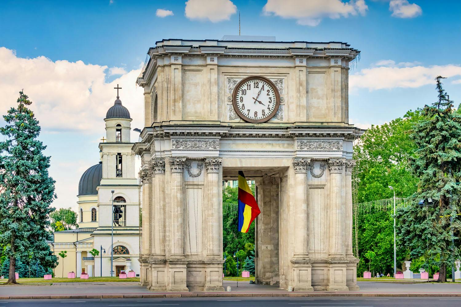 Chisinau - Triumphal Arch and Nativity Cathedral